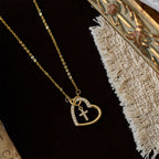 Collar de Corazón y Cruz Entrelazados con Tarjeta: Encarna Su Gozo y Gracia