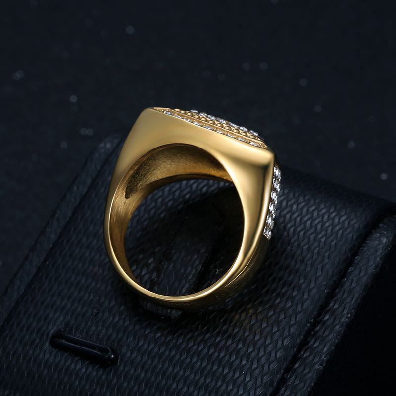 Anillo de Banda Escudo de Cruz: Emblema Eterno de Fe y Valor