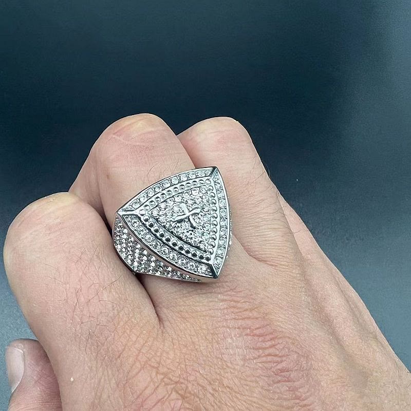 Anillo de Banda Escudo de Cruz: Emblema Eterno de Fe y Valor