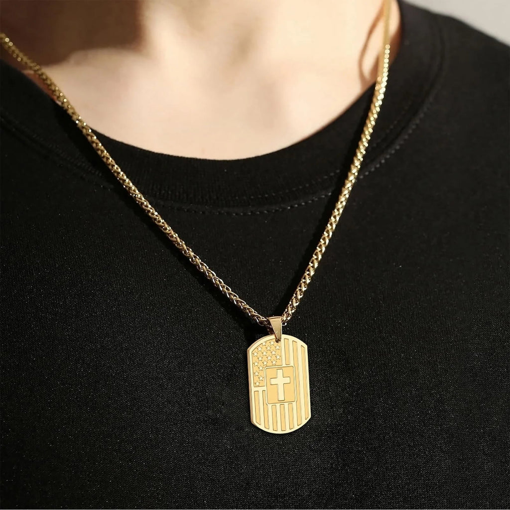 Collar de Escritura a Doble Cara con Bandera y Cruz: Símbolo de Fuerza y Valor Sagrados