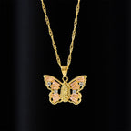 Collar Mariposa de Renacimiento Espiritual: Virgen al Centro y Cadena Trenzada con Cristal
