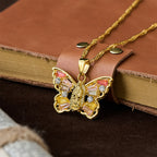 Collar Mariposa de Renacimiento Espiritual: Virgen al Centro y Cadena Trenzada con Cristal