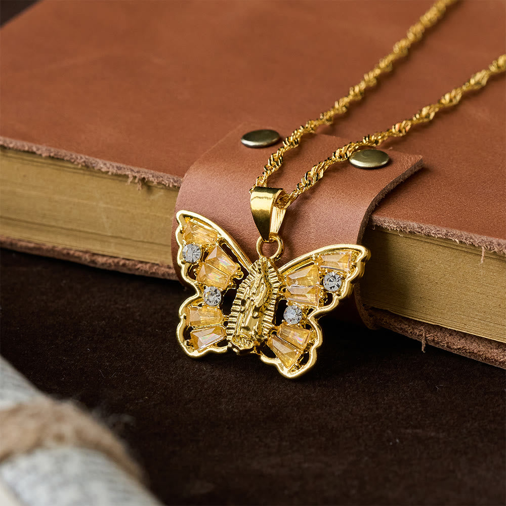 Collar Mariposa de Renacimiento Espiritual: Virgen al Centro y Cadena Trenzada con Cristal