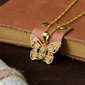 Collar Mariposa de Renacimiento Espiritual: Virgen al Centro y Cadena Trenzada con Cristal