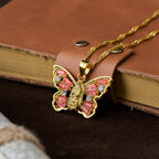 Collar Mariposa de Renacimiento Espiritual: Virgen al Centro y Cadena Trenzada con Cristal