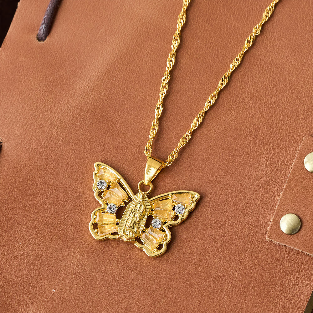 Collar Mariposa de Renacimiento Espiritual: Virgen al Centro y Cadena Trenzada con Cristal