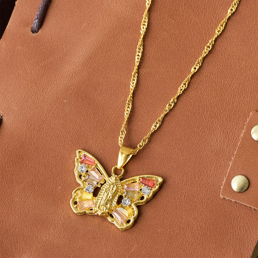 Collar Mariposa de Renacimiento Espiritual: Virgen al Centro y Cadena Trenzada con Cristal