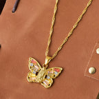 Collar Mariposa de Renacimiento Espiritual: Virgen al Centro y Cadena Trenzada con Cristal
