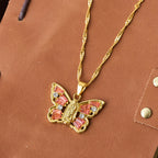 Collar Mariposa de Renacimiento Espiritual: Virgen al Centro y Cadena Trenzada con Cristal