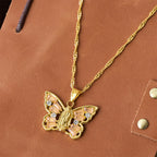 Collar Mariposa de Renacimiento Espiritual: Virgen al Centro y Cadena Trenzada con Cristal