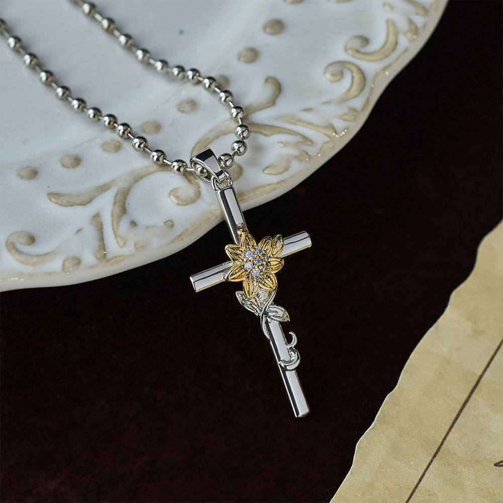 Collar con Dije de Cruz Tono Plata con Detalles Florales y de Hojas Doradas