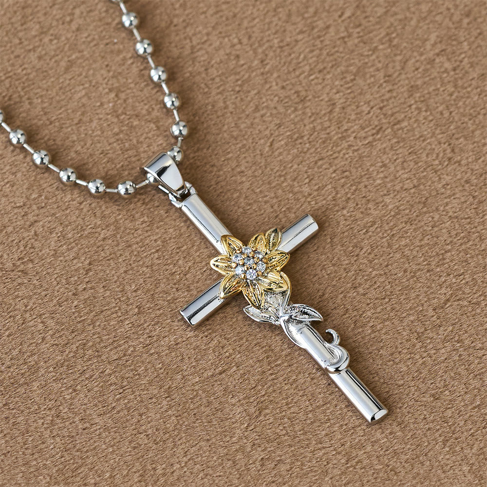 Collar con Dije de Cruz Tono Plata con Detalles Florales y de Hojas Doradas