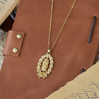 Collar de la Virgen con Corona Floral de Circonia: Símbolo de Gracia y Protección Sagradas