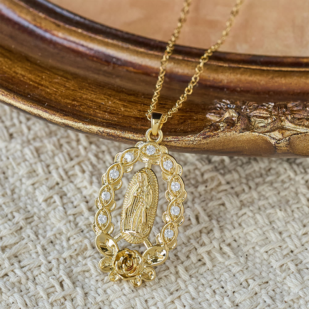 Collar de la Virgen con Corona Floral de Circonia: Símbolo de Gracia y Protección Sagradas