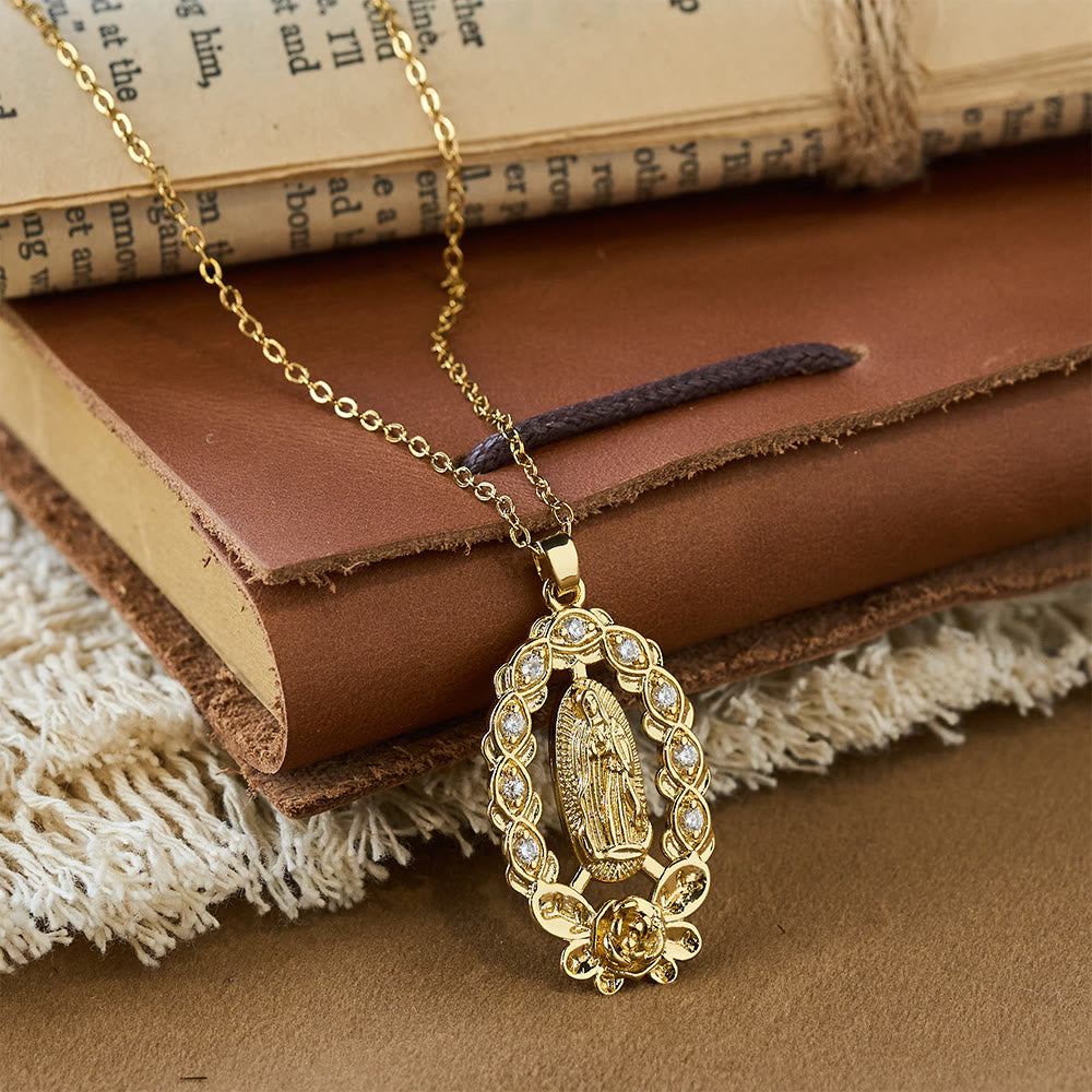 Collar de la Virgen con Corona Floral de Circonia: Símbolo de Gracia y Protección Sagradas