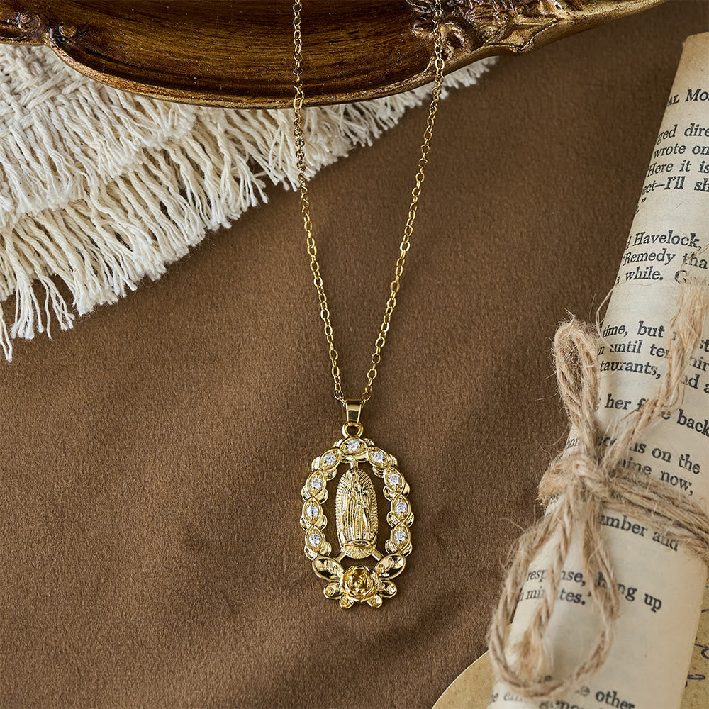 Collar de la Virgen con Corona Floral de Circonia: Símbolo de Gracia y Protección Sagradas