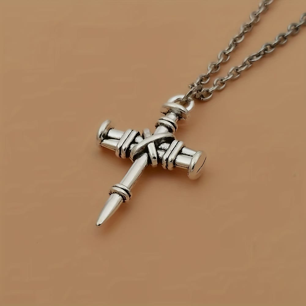 Collar de Eslabones con Cruz de Clavo: Símbolo de Fuerza Sagrada y Redención