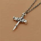 Collar de Eslabones con Cruz de Clavo: Símbolo de Fuerza Sagrada y Redención
