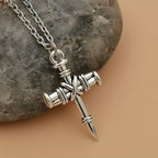 Collar de Eslabones con Cruz de Clavo: Símbolo de Fuerza Sagrada y Redención