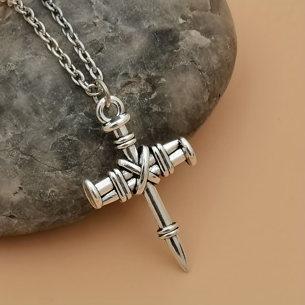 Collar de Eslabones con Cruz de Clavo: Símbolo de Fuerza Sagrada y Redención