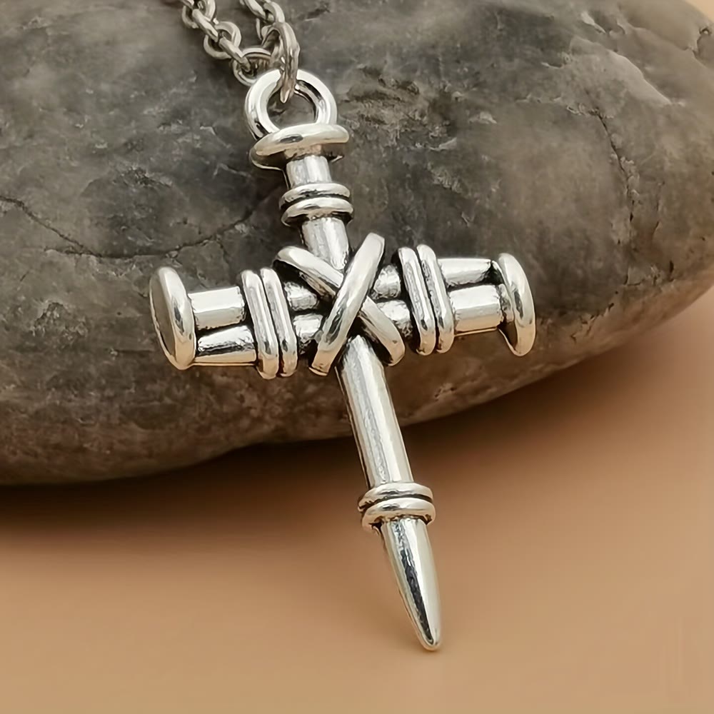 Collar de Eslabones con Cruz de Clavo: Símbolo de Fuerza Sagrada y Redención