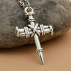 Collar de Eslabones con Cruz de Clavo: Símbolo de Fuerza Sagrada y Redención