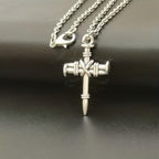 Collar de Eslabones con Cruz de Clavo: Símbolo de Fuerza Sagrada y Redención