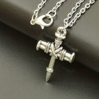 Collar de Eslabones con Cruz de Clavo: Símbolo de Fuerza Sagrada y Redención