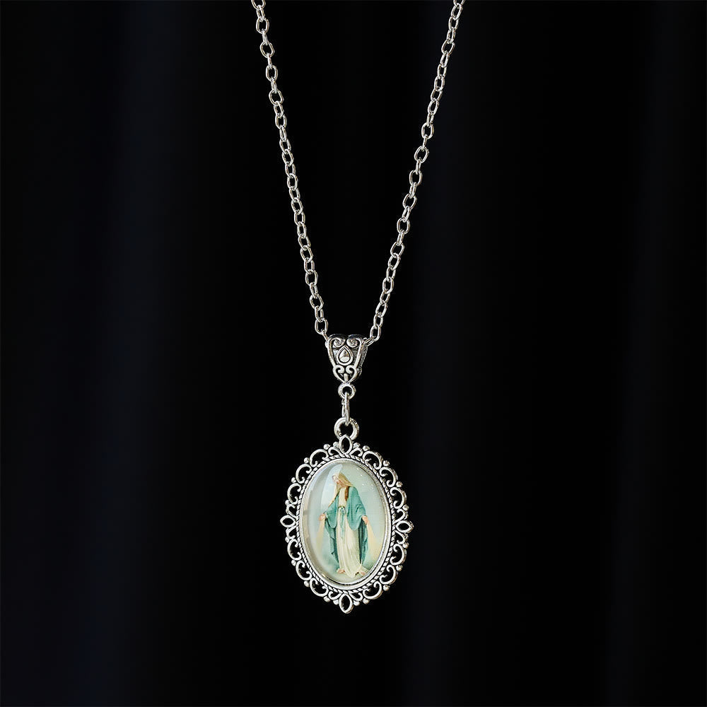 Collar con Retrato de la Virgen en Marco de Filigrana: Símbolo de Gracia Sagrada y Luz Divina