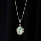 Collar con Retrato de la Virgen en Marco de Filigrana: Símbolo de Gracia Sagrada y Luz Divina