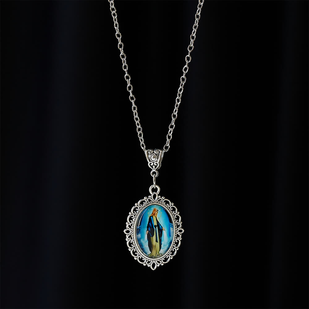 Collar con Retrato de la Virgen en Marco de Filigrana: Símbolo de Gracia Sagrada y Luz Divina