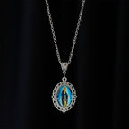 Collar con Retrato de la Virgen en Marco de Filigrana: Símbolo de Gracia Sagrada y Luz Divina