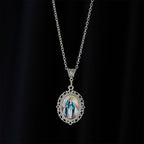 Collar con Retrato de la Virgen en Marco de Filigrana: Símbolo de Gracia Sagrada y Luz Divina