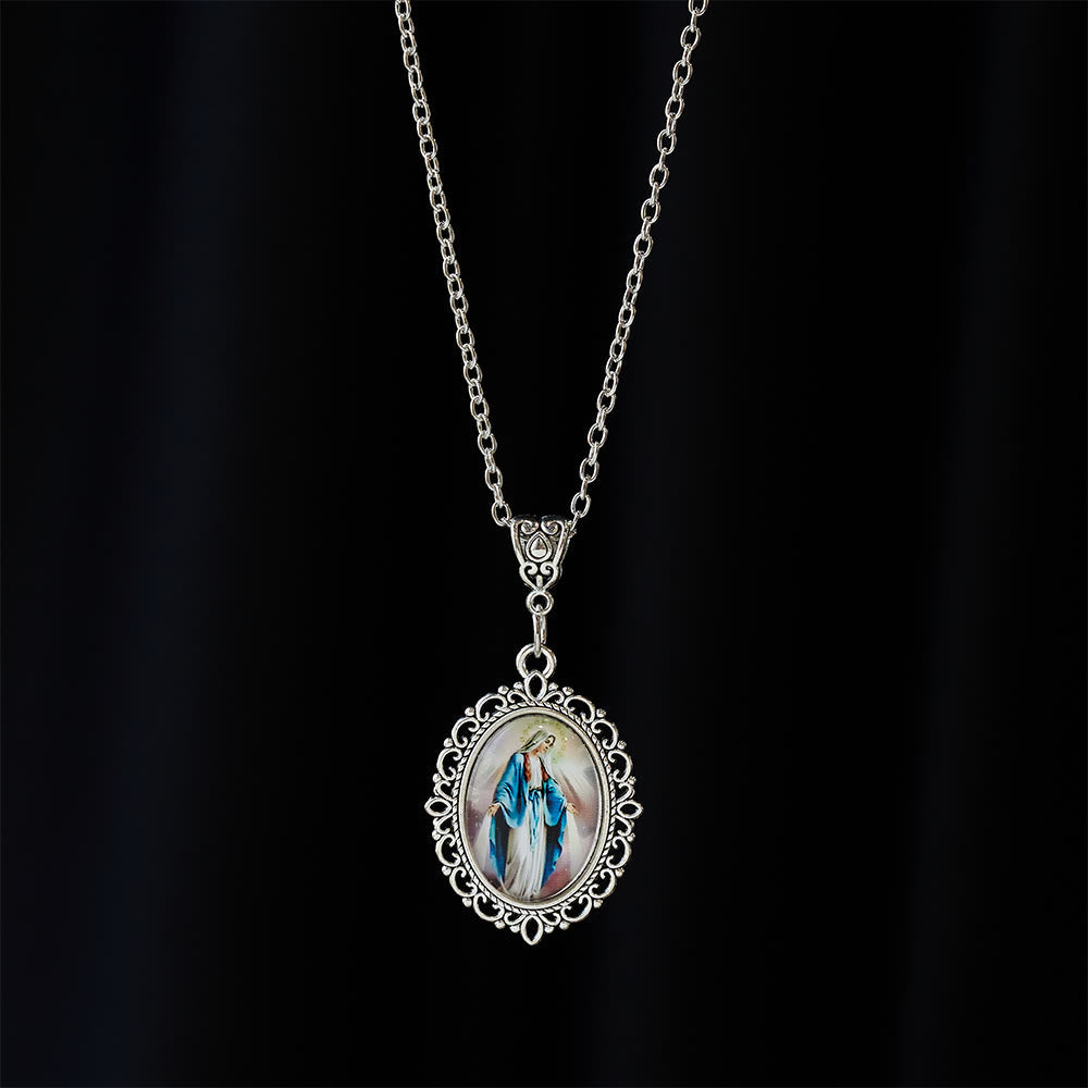 Collar con Retrato de la Virgen en Marco de Filigrana: Símbolo de Gracia Sagrada y Luz Divina