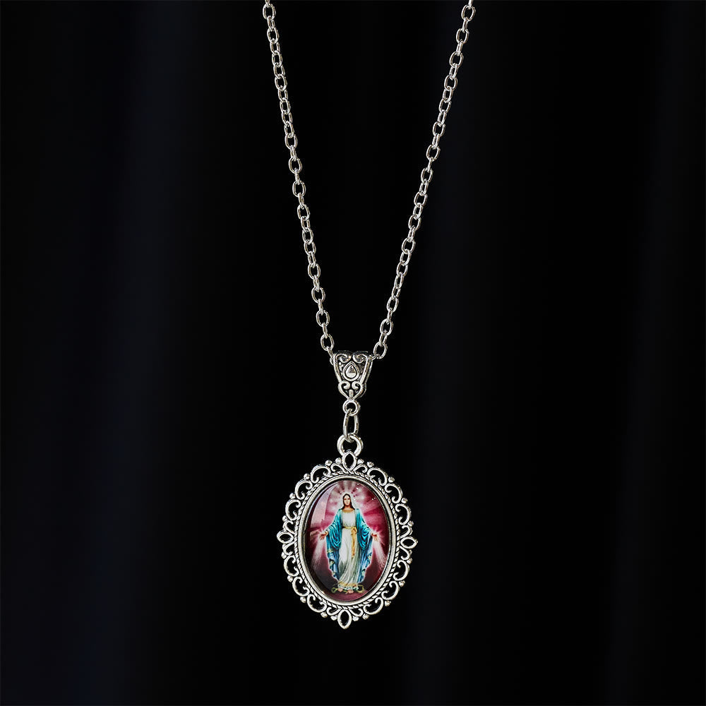 Collar con Retrato de la Virgen en Marco de Filigrana: Símbolo de Gracia Sagrada y Luz Divina