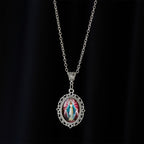 Collar con Retrato de la Virgen en Marco de Filigrana: Símbolo de Gracia Sagrada y Luz Divina