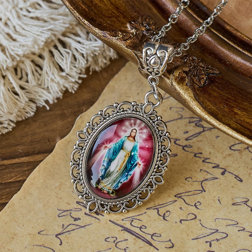 Collar con Retrato de la Virgen en Marco de Filigrana: Símbolo de Gracia Sagrada y Luz Divina