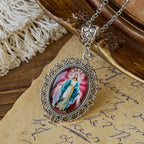Collar con Retrato de la Virgen en Marco de Filigrana: Símbolo de Gracia Sagrada y Luz Divina