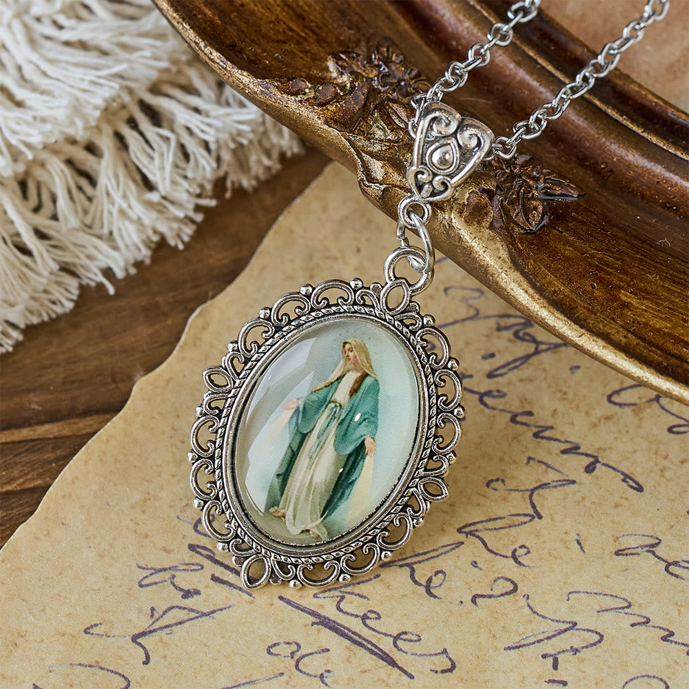 Collar con Retrato de la Virgen en Marco de Filigrana: Símbolo de Gracia Sagrada y Luz Divina