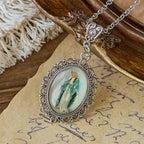Collar con Retrato de la Virgen en Marco de Filigrana: Símbolo de Gracia Sagrada y Luz Divina