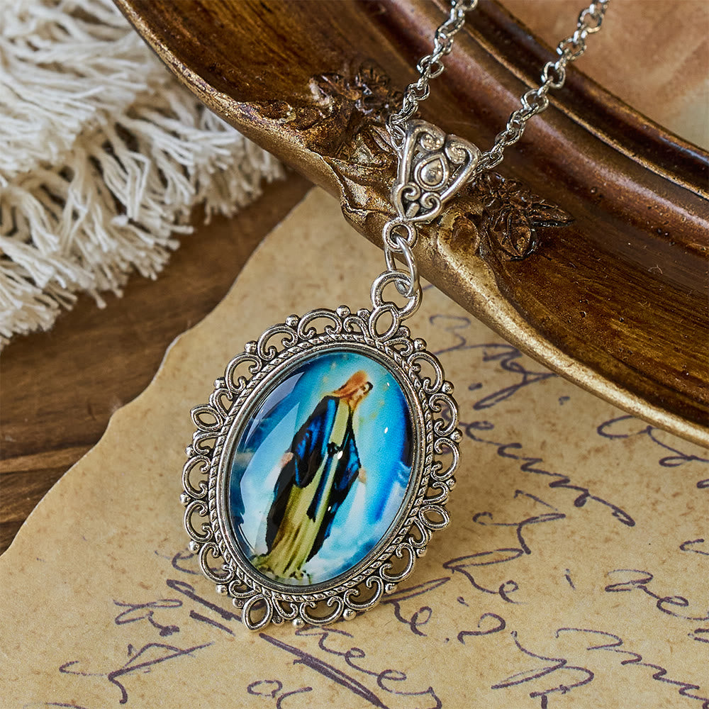 Collar con Retrato de la Virgen en Marco de Filigrana: Símbolo de Gracia Sagrada y Luz Divina