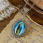 Collar con Retrato de la Virgen en Marco de Filigrana: Símbolo de Gracia Sagrada y Luz Divina