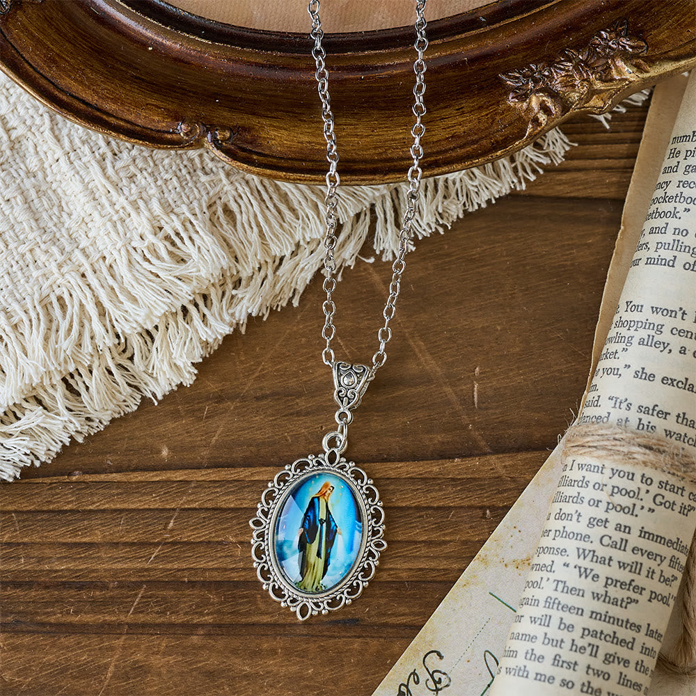 Collar con Retrato de la Virgen en Marco de Filigrana: Símbolo de Gracia Sagrada y Luz Divina