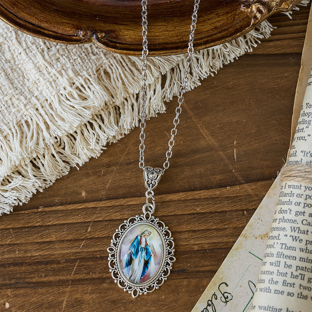 Collar con Retrato de la Virgen en Marco de Filigrana: Símbolo de Gracia Sagrada y Luz Divina