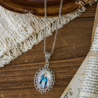 Collar con Retrato de la Virgen en Marco de Filigrana: Símbolo de Gracia Sagrada y Luz Divina