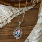 Collar con Retrato de la Virgen en Marco de Filigrana: Símbolo de Gracia Sagrada y Luz Divina