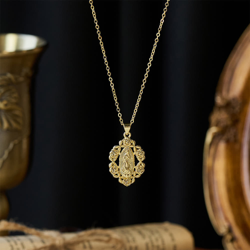 Collar con Dije de la Virgen Coronada de Rosas: Símbolo de Gracia y Protección Sagradas