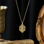Collar con Dije de la Virgen Coronada de Rosas: Símbolo de Gracia y Protección Sagradas