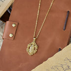 Collar con Dije de la Virgen Coronada de Rosas: Símbolo de Gracia y Protección Sagradas