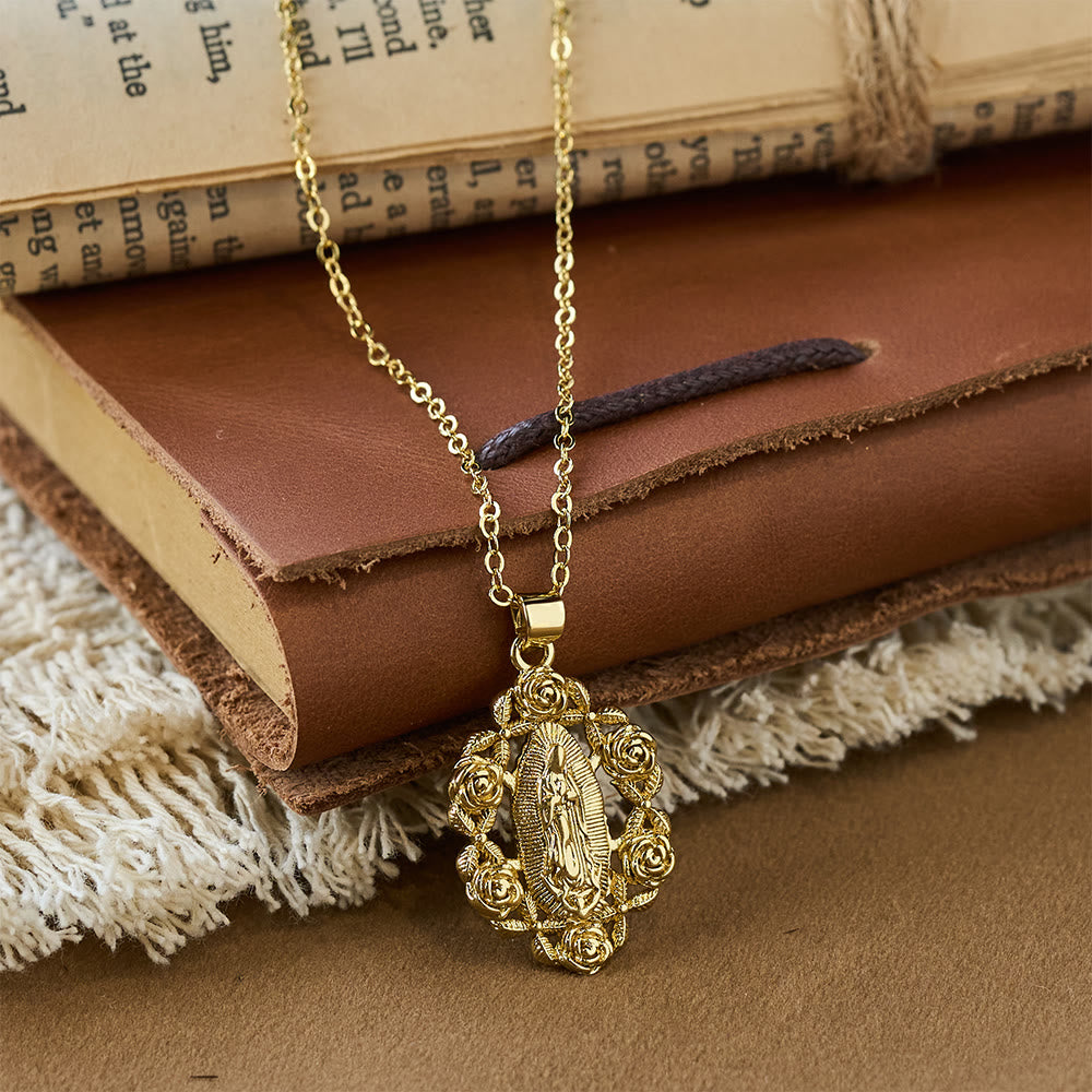 Collar con Dije de la Virgen Coronada de Rosas: Símbolo de Gracia y Protección Sagradas